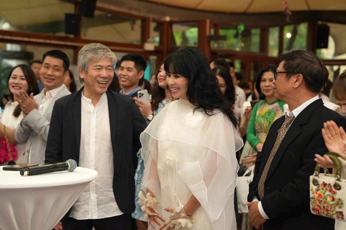 Ông xã chăm chú xem màn biểu diễn của Thanh Lam suốt chương trình.