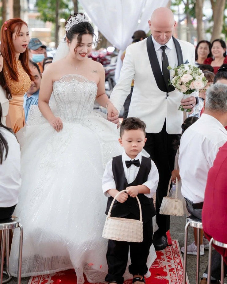 1750297107-anh-4-width800height1000 Cặp đôi kết hôn sau 1 năm yêu