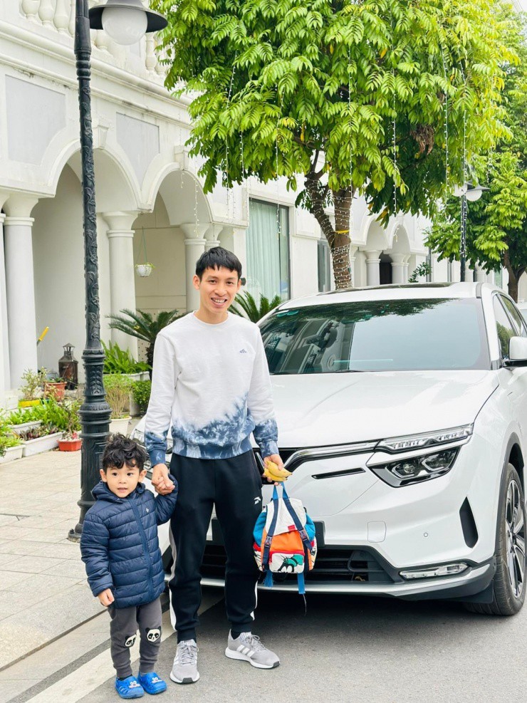Cuộc sống viên mãn của Hùng Dũng bên vợ con - 6