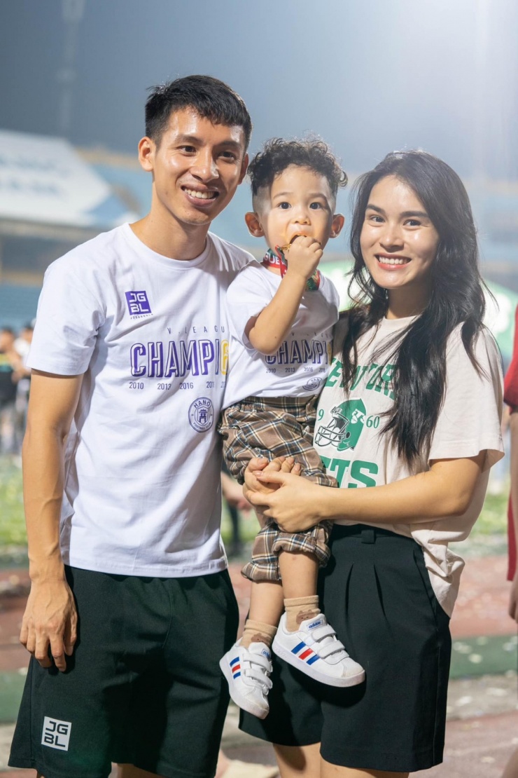 Cuộc sống viên mãn của Hùng Dũng bên vợ con - 8