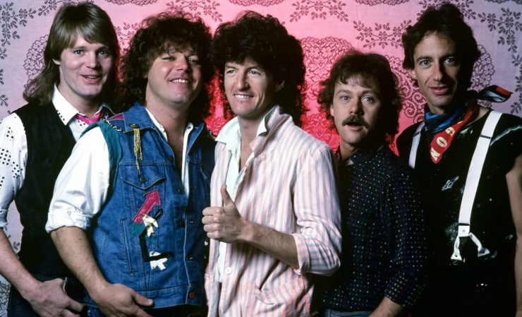 1750307579-reo-speedwagon-scaled-51894-width1337height810 Terry là giọng hát chính trong ban nhạc rock REO Speedwagon.