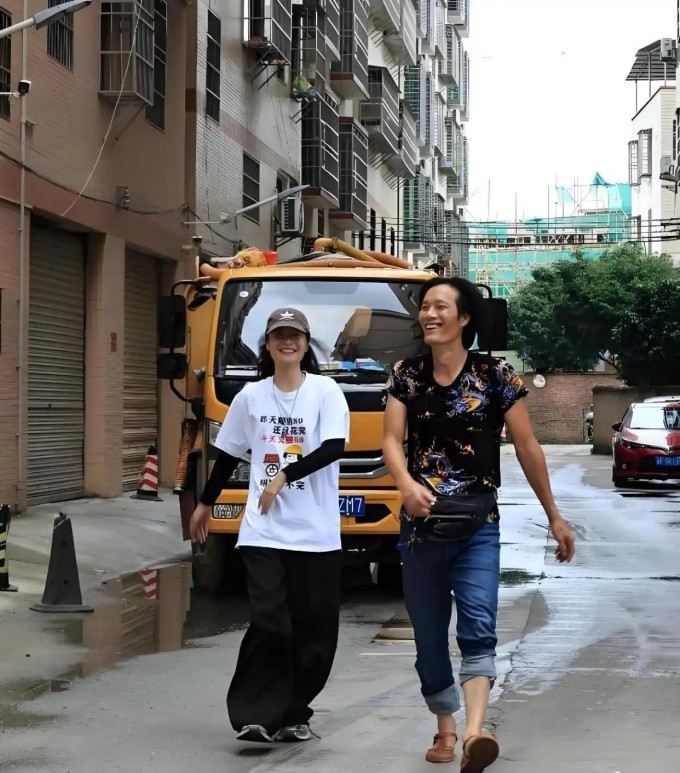 Hai cha con anh Huang sau một ngày làm việc.