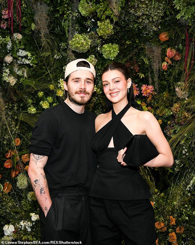 Victoria Beckham bắt tay