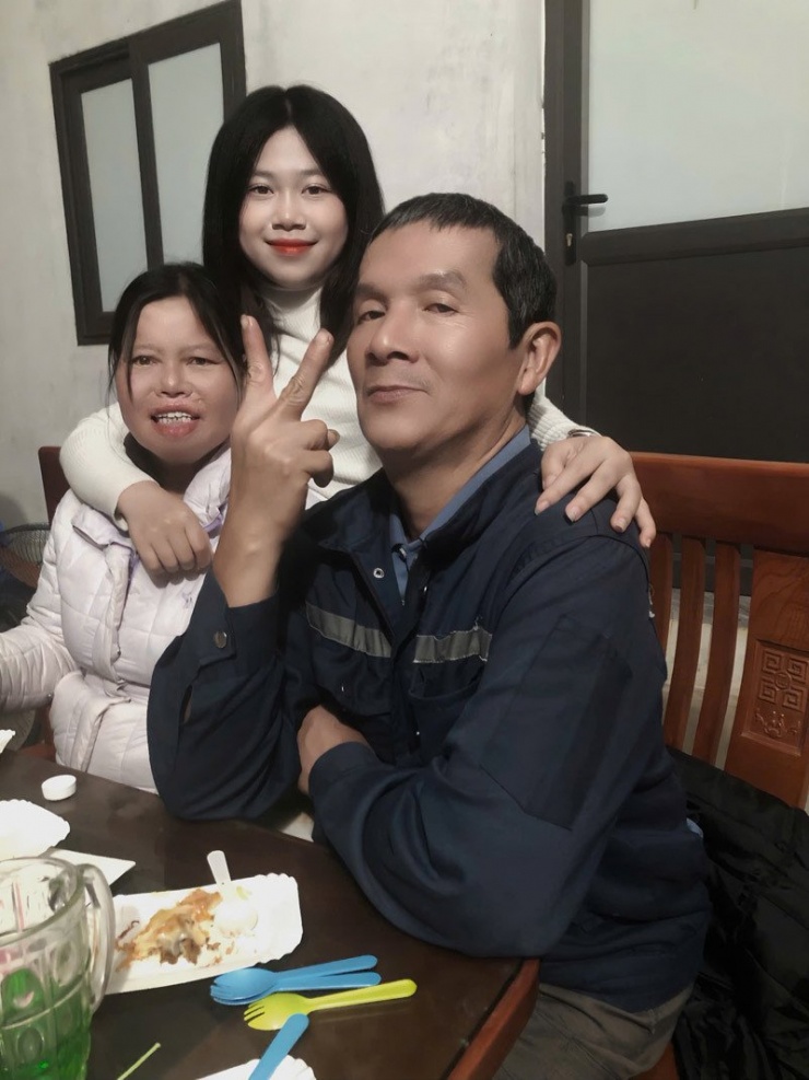 Khoảnh khắc đời thường của Ngọc Lan bên bố mẹ 