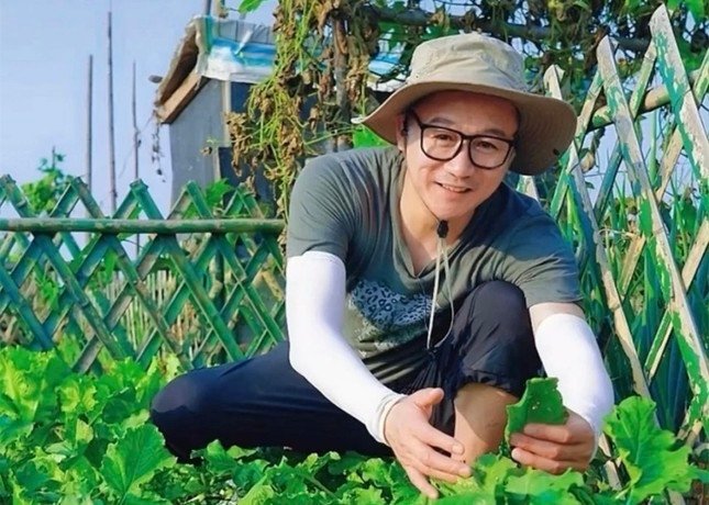 1750406629-dien-vien-cao-ho-hu-truc-phim-thien-long-bat-bo-di-giao-hang-hinh-3-079-width645height460 Cuộc sống nhà nông giản dị của Cao Hổ tại trang trại rau ở Thâm Quyến.