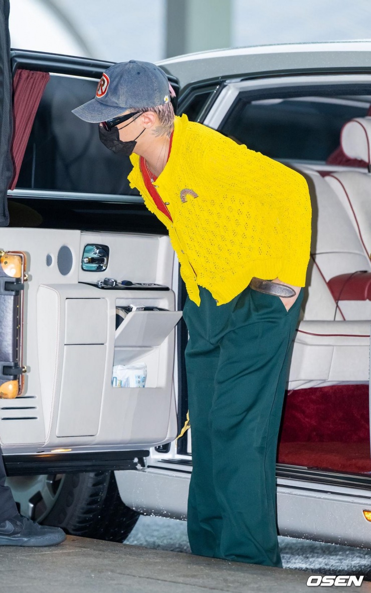 1750413482-68552cfe7eax-width1024height1637 G-Dragon mặc áo đỏ - vàng khởi hành sang Việt Nam, đúng là sự tinh tế của 1