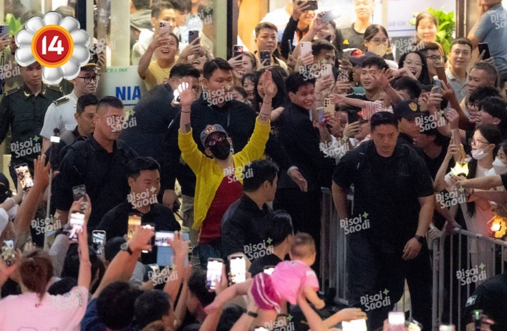 G-Dragon vui vẻ thấy rõ khi được gặp fan Việt Nam