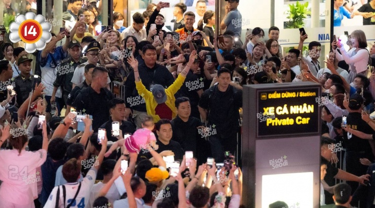 ĐÂY RỒI: G-Dragon đã xuất hiện, cả Nội Bài bùng nổ! - 8