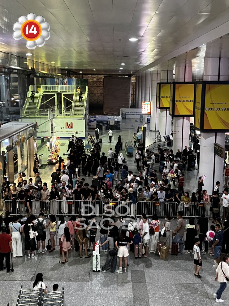 ĐÂY RỒI: G-Dragon đã xuất hiện, cả Nội Bài bùng nổ! - 13