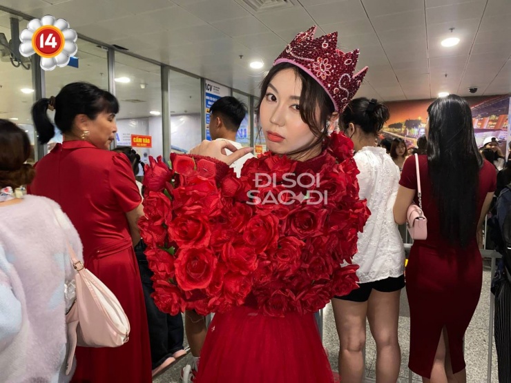 Fan nữ chất chơi của G-Dragon tái hiện lại bộ cánh hoa hồng sang chảnh ngút ngàn của G-Dragon trong concert mới. Được biết, cô tên là Hồng Hạnh, tự làm trang phục này, tốn chưa đến 500k