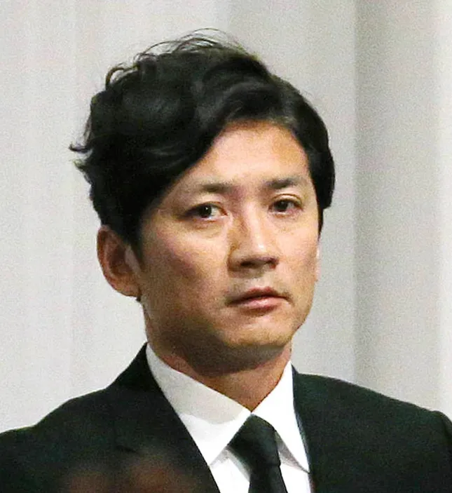 Ngôi sao hạng A bị đình chỉ vì ép nhân viên gửi ảnh nóng - 1