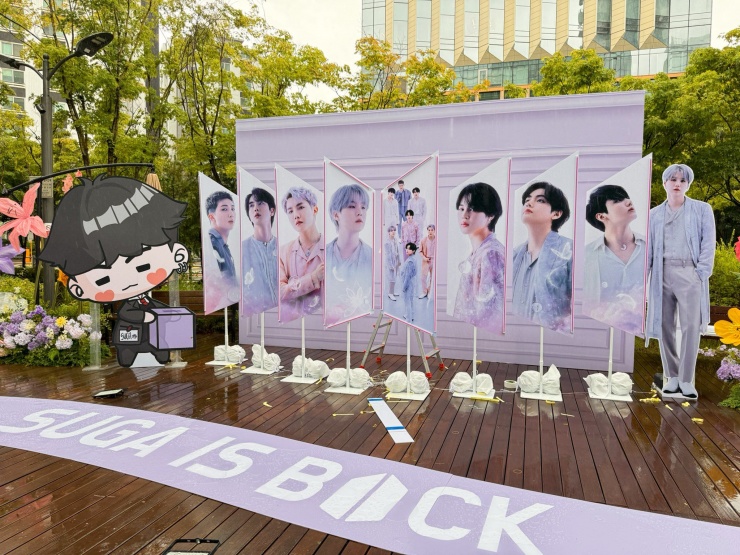 Fan Suga dựng photobooth chào mừng nam rapper xuất ngũ