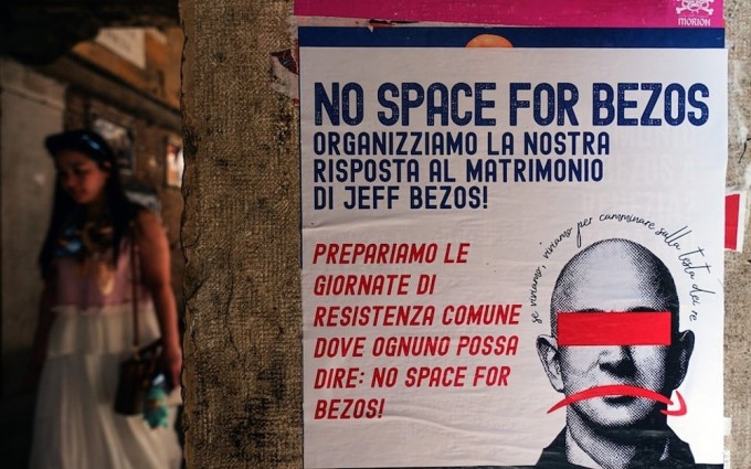 1750487156-bie-u-ngu-pha-n-do-i-ty-phu-je-9339-5488-1185-width680height425 Áp phích phản đối đám cưới của tỷ phú Jeff Bezos được dán tại nhiều địa điểm ở Venice. Ảnh: Splash News