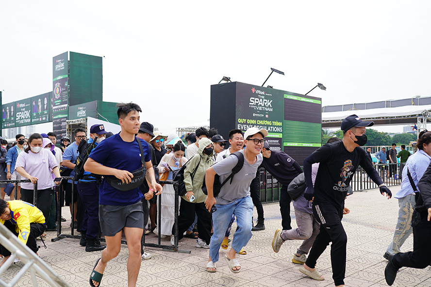 1750500175-315-width888height592 Không khí sôi động ngày đầu đổi vòng tay concert K-Star Spark in Vietnam- Presented by VPBank