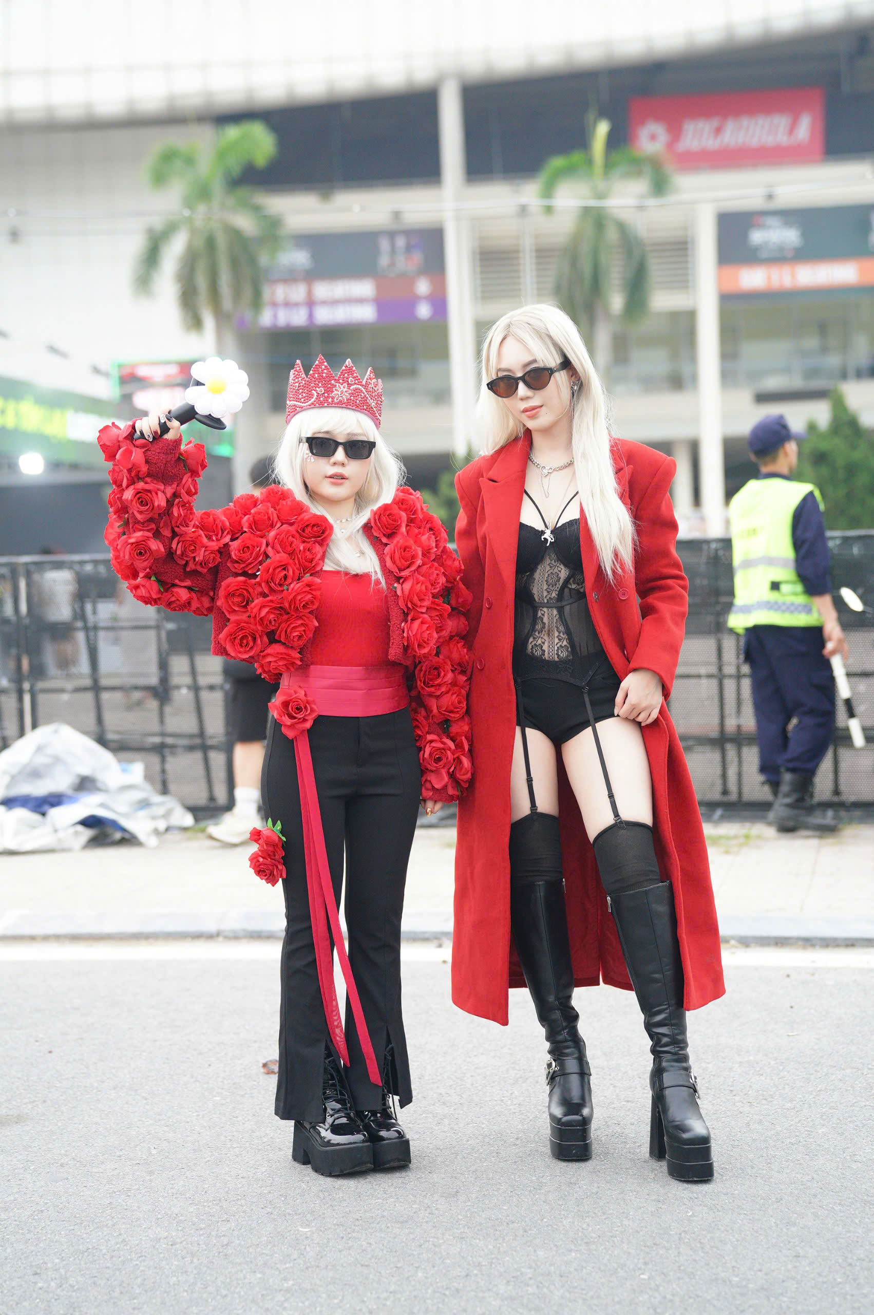 1750500175-706-width1702height2560 Không ít chị em tranh thủ make-up ngay trong hàng chờ, quyết tâm giữ “visual on top” trước khi bước vào đêm nhạc.