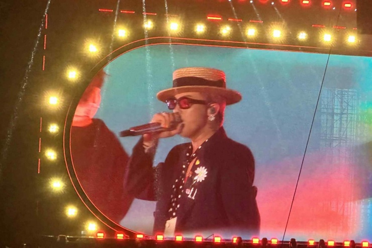 21h40, G-Dragon xuất hiện trong tiếng reo hò của khán giả. Nhiều người cho biết họ 'vỡ òa' khi được chứng kiến thần tượng 'bằng xương bằng thịt'. Dù trời mưa lớn, họ quyết ở lại đến cuối để được xem màn trình diễn của ngôi sao nhóm Big Bang.