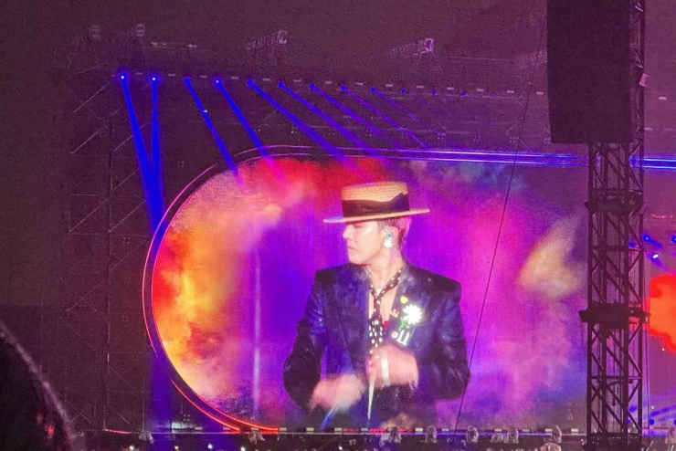 Ngôi sao Hàn Quốc còn gây thích thú khi có màn giao lưu cùng khán giả Việt Nam bằng tiếng Anh. Đây là lần thứ hai 'ông hoàng Kpop' đến Việt Nam, sau 12 năm. 'Tôi đã nói tôi sẽ quay lại Việt Nam, và tôi không làm các bạn thất vọng', G-Dragon chia sẻ trong màn giao lưu.