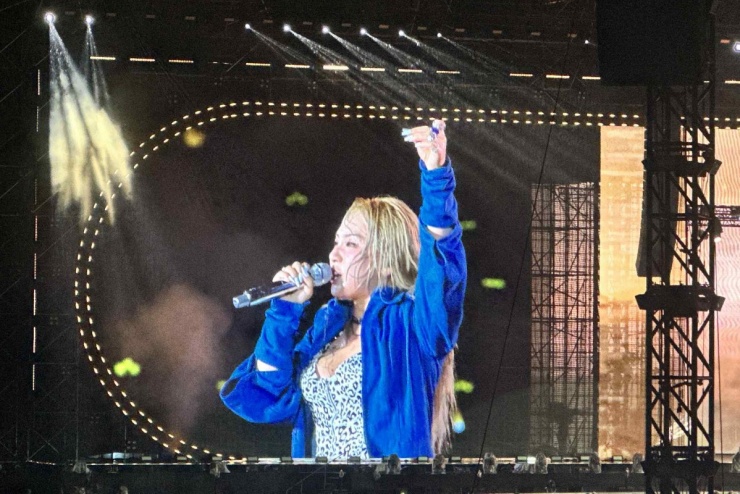 Trước đó, ca sĩ CL - trưởng nhóm 2NE1 - cũng có màn trình diễn máu lửa và nóng bỏng, dù lúc cô bắt đầu hát, mưa cũng đổ xuống không ngừng. Theo ghi nhận, khu vực khán đài có mái che cũng bị hắt nước ướt toàn bộ, nhưng không ảnh hưởng đến tinh thần của khán giả và nghệ sĩ trong chương trình.