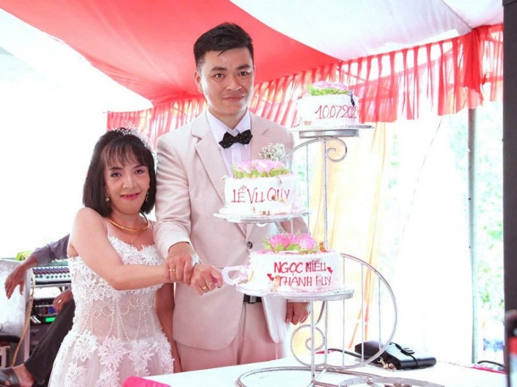 Họ tổ chức lễ cưới trong sự chúc phúc của cả hai bên gia đình 