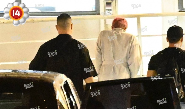 Sau khi biểu diễn với cơn mưa vô cùng nặng hạt ở sân vận động Mỹ Đình, G-Dragon trở về khách sạn với dáng vé co rúm, khép nép