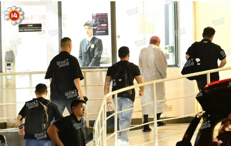 G-Dragon co ro trở về khách sạn sau màn tắm mưa lịch sử cùng fan Việt lúc nửa đêm! 1750553615 photo2025 06 2123 50 36 width1273height807