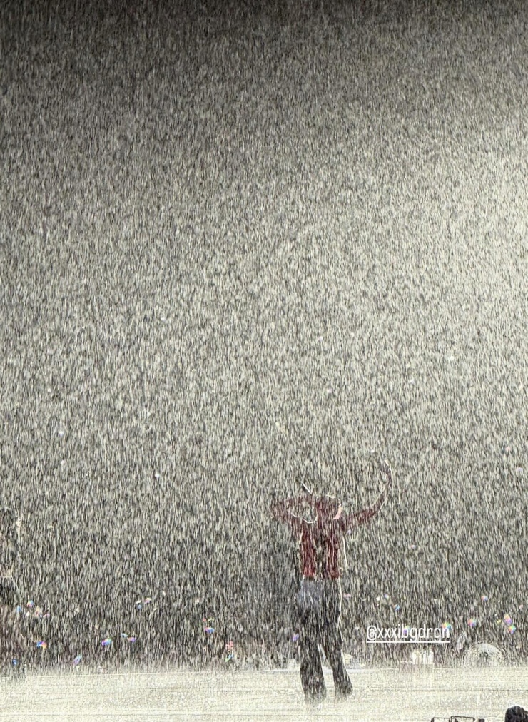 Khoảnh khắc lịch sử - G-Dragon tắm mưa cùng hàng chục nghìn fan Việt