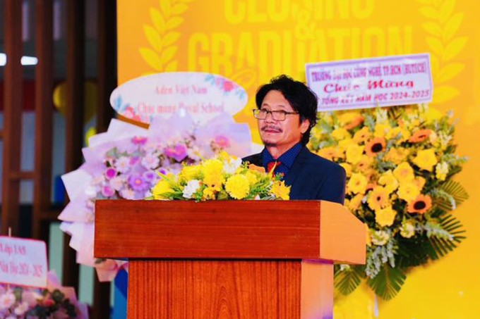 Công Ninh phát biểu ở lễ tổng kết năm học của con gái cuối tháng 5. Ảnh: Nhân vật cung cấp