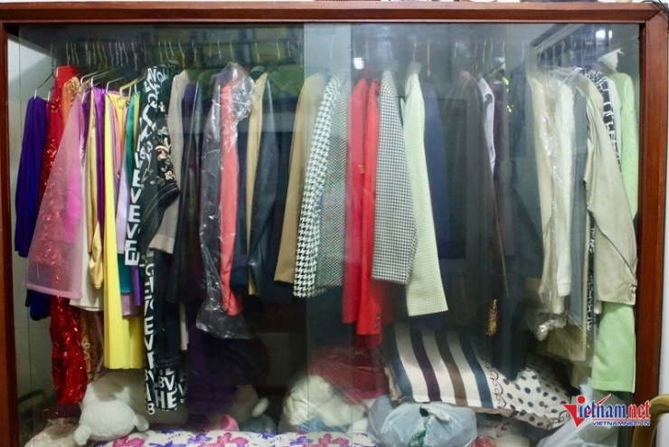 Dù không còn nhiều cơ hội mặc những bộ trang phục này để lên sân khấu nhưng chúng vẫn là những người bạn đồng hành thầm lặng, nhắc nhở về những ngày tháng rực rỡ của Hồng Nga.