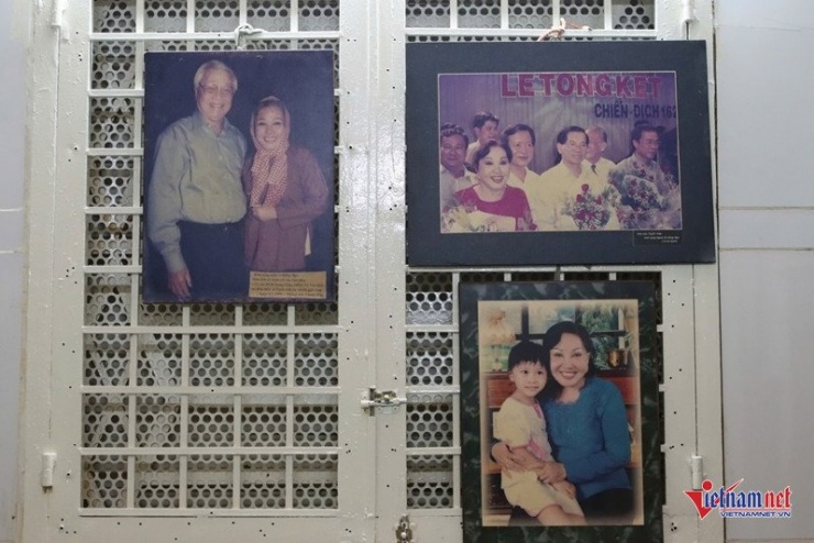 Trên tường phòng khách, những tấm ảnh lớn ghi lại những khoảnh khắc của bà với nguyên Chủ tịch nước Nguyễn Minh Triết, nguyên Thủ tướng Võ Văn Kiệt với nụ cười tươi tắn. Bên cạnh là những bức ảnh hạnh phúc của bà với người thân, khán giả.