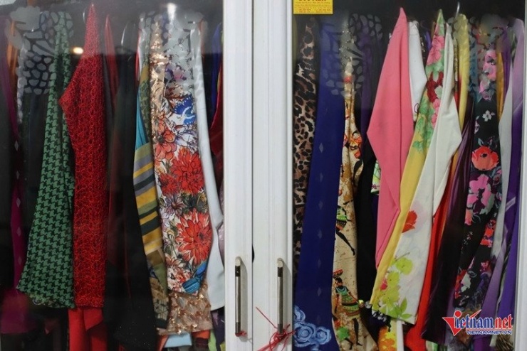 Trong tủ kính, những chiếc áo váy lộng lẫy, sặc sỡ vẫn được bảo quản cẩn thận. Từ những bộ trang phục truyền thống đến những chiếc khăn choàng họa tiết hoa lá, tất cả như những nhân chứng thầm lặng cho một sự nghiệp rực rỡ.