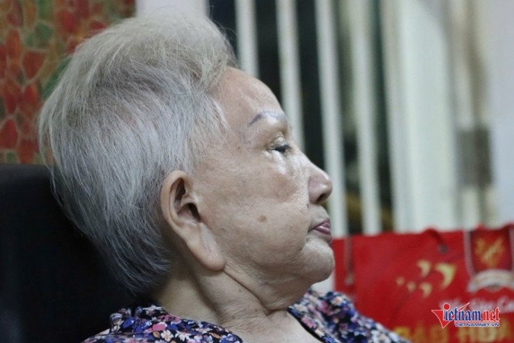 Ở tuổi 80, nghệ sĩ Hồng Nga thường ngồi trên chiếc ghế da đen quen thuộc, mái tóc bạc trắng.