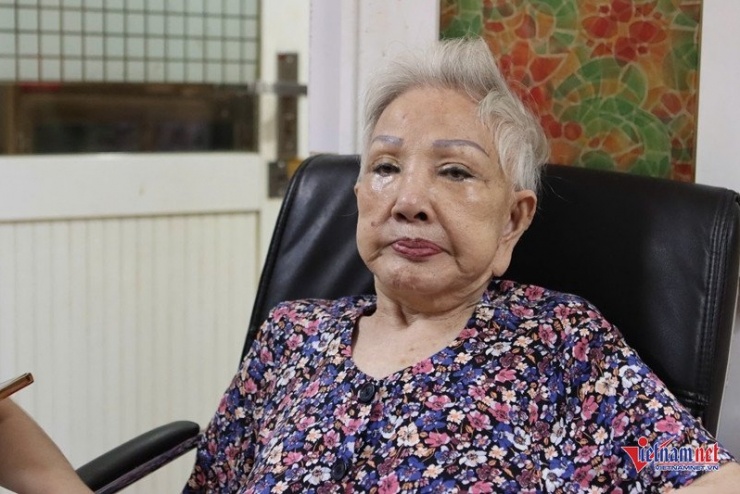 Đôi mắt của bà không còn sự sắc bén như trước kia. Chứng lẫn trí nhớ khiến bà không nhận ra nhiều người, kể cả những đồng nghiệp thân thiết.