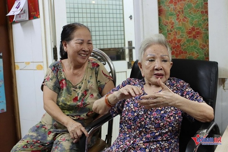 Dù trí nhớ giảm sút nhưng khi nghe tiếng nhạc cải lương, nghệ sĩ Hồng Nga như được