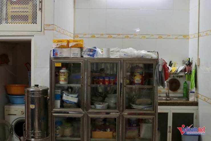 Cô Bảy chăm sóc nghệ sĩ Hồng Nga từng bữa ăn, giấc ngủ, đến vệ sinh cá nhân. Trong căn nhà nhỏ, giữa những bức ảnh đen trắng và những tấm áo dài cũ, những kỷ niệm đẹp về Hồng Nga không bao giờ phai mờ. Dù tuổi tác có làm yếu đi thể xác, nghệ sĩ Hồng Nga vẫn sống mãi qua những giai điệu cải lương bất tử, qua tình yêu của những người hâm mộ và sự tri ân của các thế hệ nghệ sĩ trẻ.