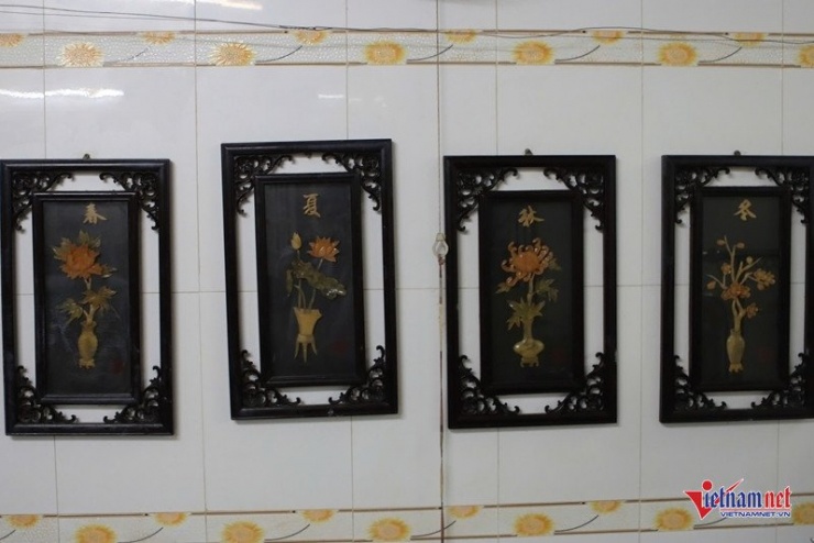 Trên tường treo 4 bức tranh tứ quý khảm trai với hình ảnh các loài hoa tượng trưng cho