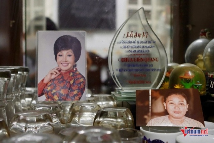 Những tấm ảnh nhỏ ghi lại hình ảnh bà trong trang phục áo dài hay các vai diễn nổi tiếng dễ bắt gặp trong căn nhà nhỏ, nhắc nhớ về hình ảnh người nghệ sĩ khi ở đỉnh cao sự nghiệp. 