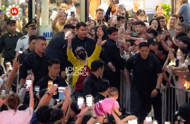 1750561668-img3545-2-width1280height835 Em bé áo hồng vô tình viral khi đón G-Dragon