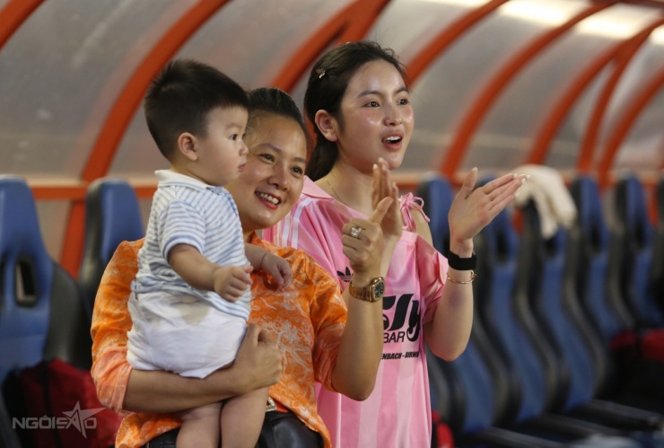 1750644107-qh1a-3099-5184-5995-width1200height809 Quang Hải đưa gia đình nội, ngoại xuống sân ăn mừng - 3