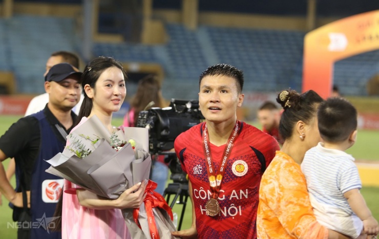 1750644108-qh1-3103-5196-5996-width1200height757 Quang Hải đưa gia đình nội, ngoại xuống sân ăn mừng - 4