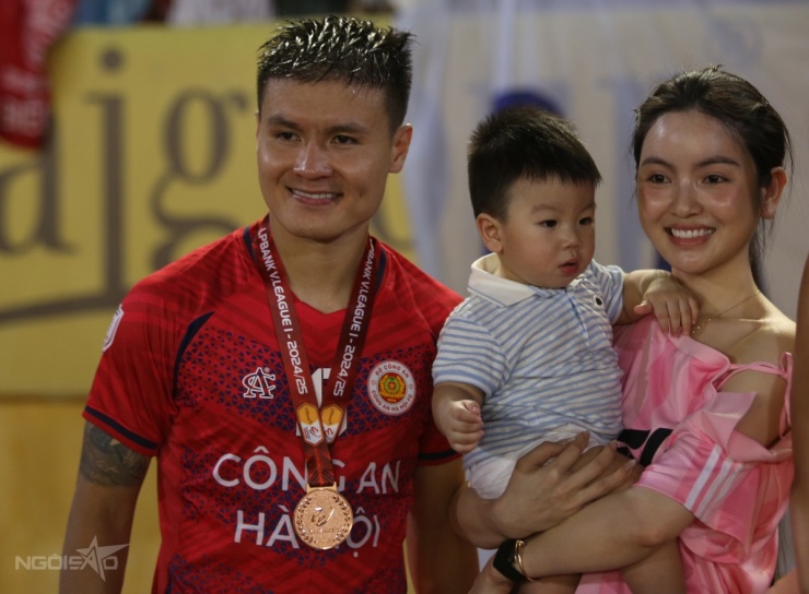 1750644108-qh2-3136-5221-5997-width1200height881 Quang Hải đưa gia đình nội, ngoại xuống sân ăn mừng - 6