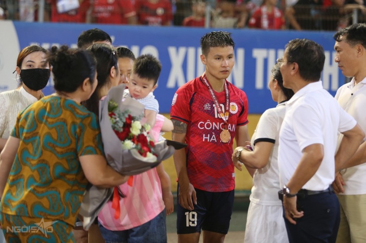 1750644108-qh4-3110-5211-5996-width1200height793 Quang Hải đưa gia đình nội, ngoại xuống sân ăn mừng - 5