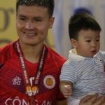 Quang Hải đưa gia đình nội, ngoại xuống sân ăn mừng 1750644270 281 thumbnail width740height495 anh cat 3 2 auto cropjpg