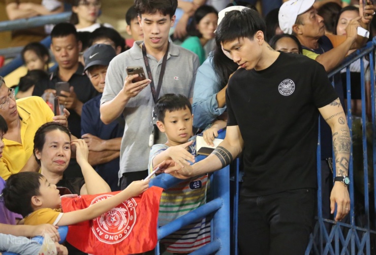 1750650245-hau6-4052-6090-6677-width1200height815 Văn Hậu và vợ lặng lẽ rời sân khi đồng đội ăn mừng - 4