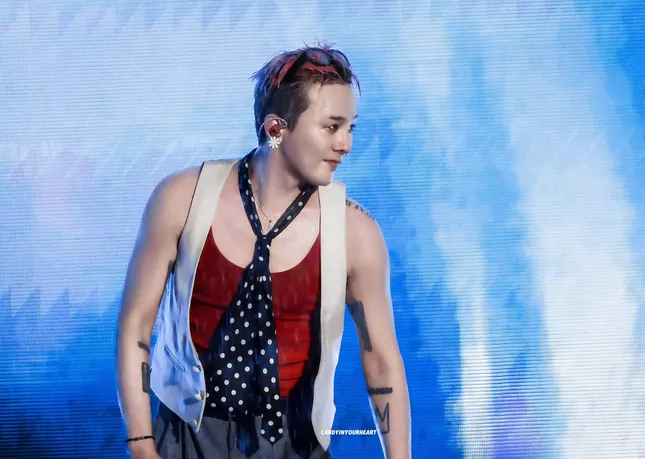 G-Dragon tắm mưa cùng khán giả Hà Nội. Ảnh: Candyinyourheart.