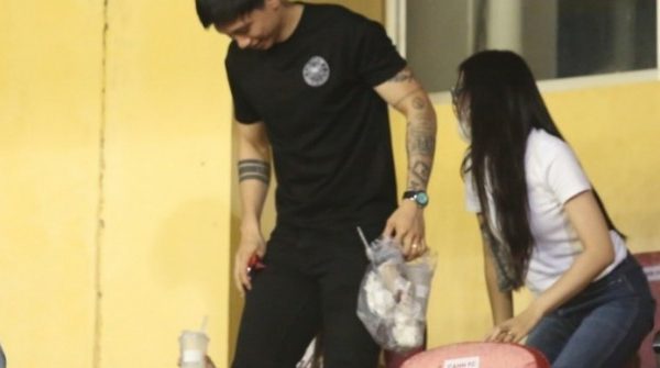 Văn Hậu và vợ lặng lẽ rời sân khi đồng đội ăn mừng 1750664850 433 thumbnail width740height495 anh cat 3 2 auto cropjpg