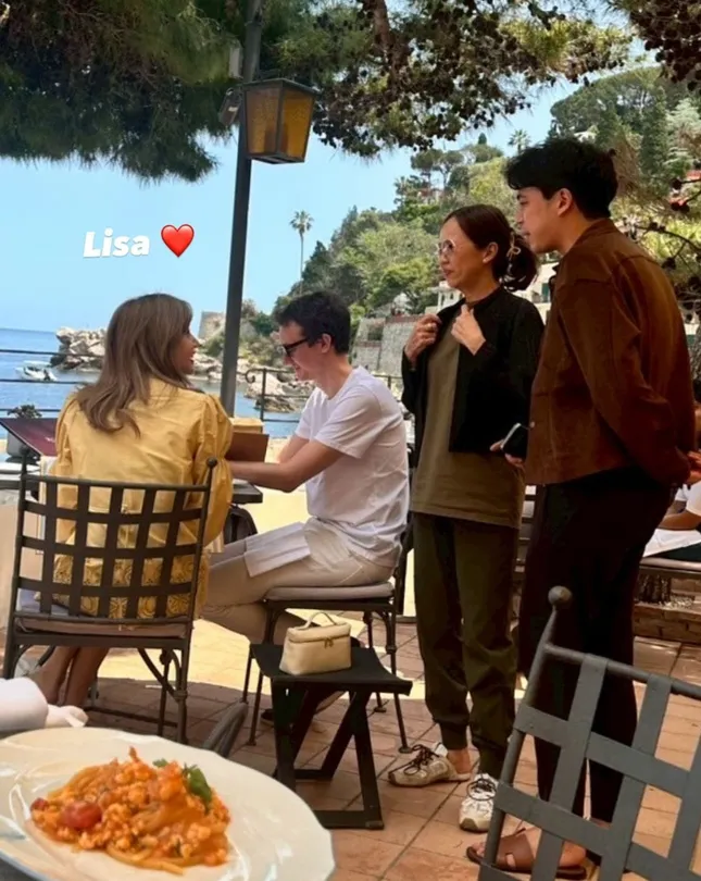 Lisa và Frédéric Arnault được bắt gặp tại Ý vào đầu tháng 6. Trong bài viết trên Instagram vào ngày 22/6, cô chia sẻ những bức ảnh mặc chiếc áo y hệt ảnh được fan chụp lại.