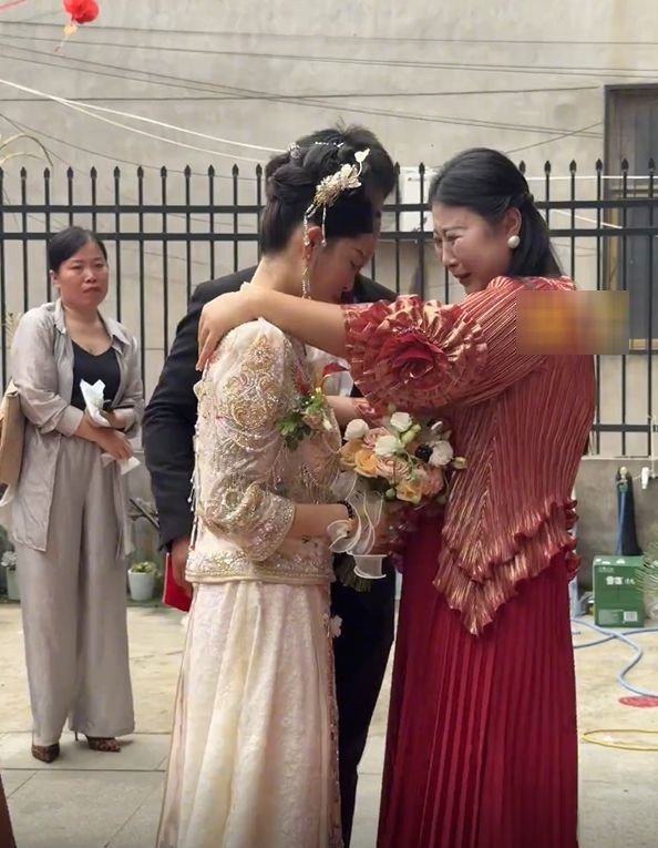 Mẹ xúc động ôm con gái dặn dò. Ảnh: 163