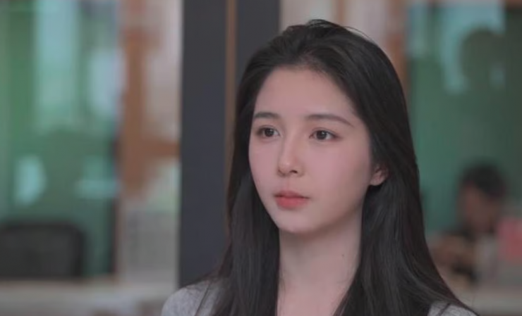 Zhang Shenxinran không chỉ gây ấn tượng với thành tích học tập mà còn thu hút bởi vẻ ngoài xinh đẹp, rạng rỡ. Ảnh: SCMP