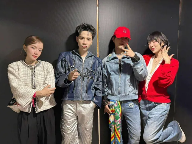 Phương Ly (bìa trái) cùng các nghệ sĩ đứng đợi chờ chụp ảnh cùng G-Dragon.