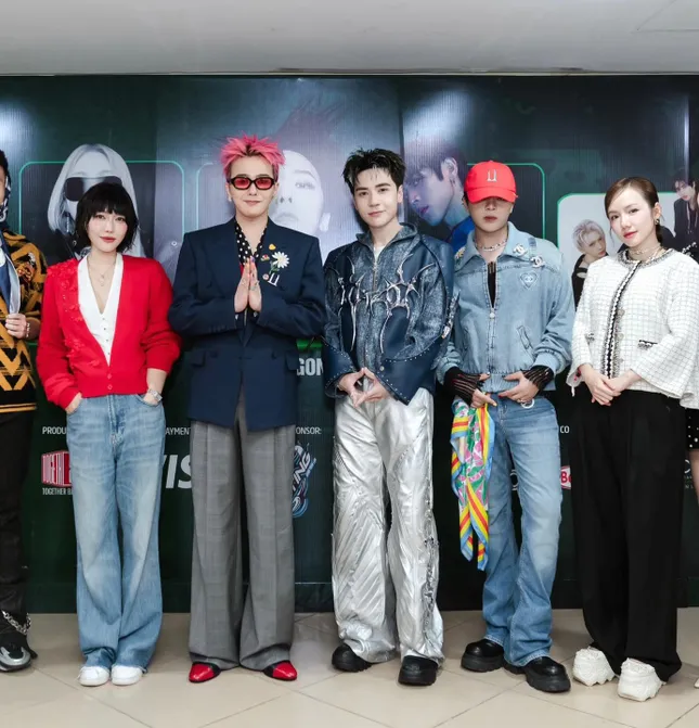 Từ trái sang: Diễn viên Diệu Nhi, G-Dragon, Quang Hùng MasterD, Rhyder, Phương Ly tại hậu trường đại nhạc hội ở sân Mỹ Đình tối 21/6.